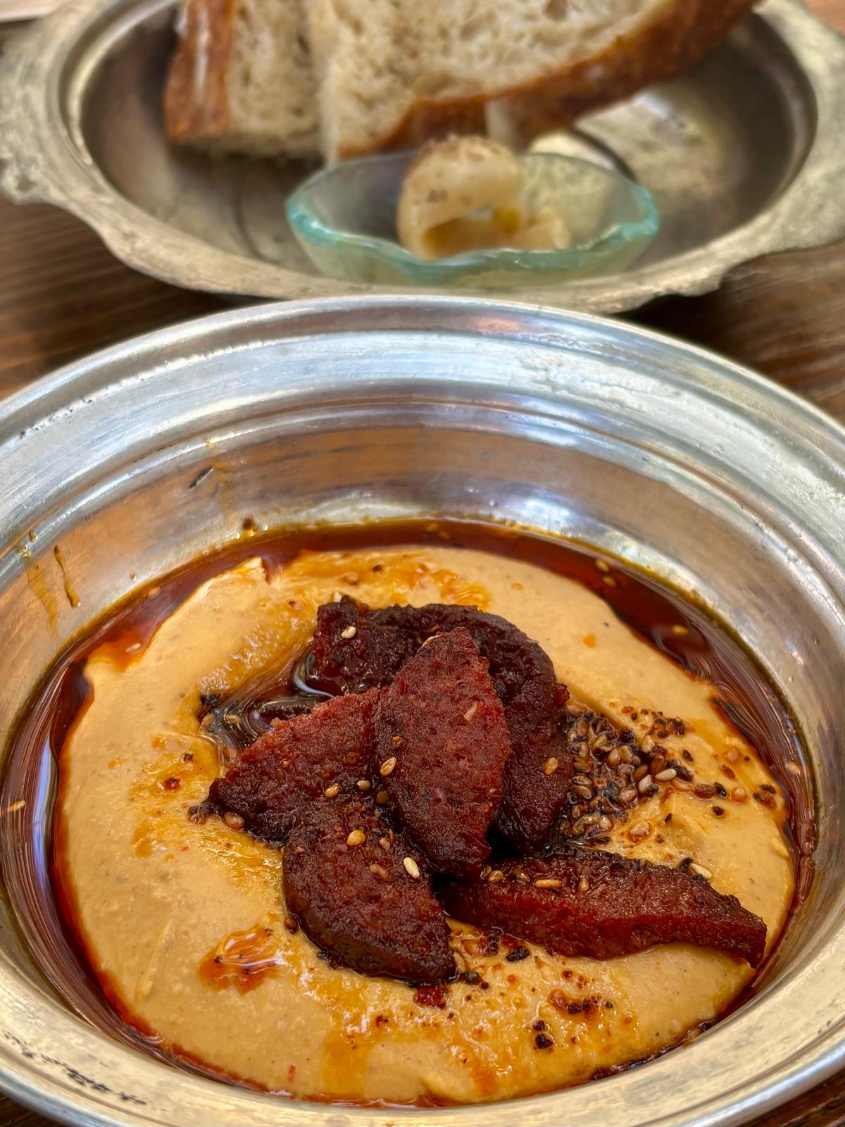 sucuklu humus